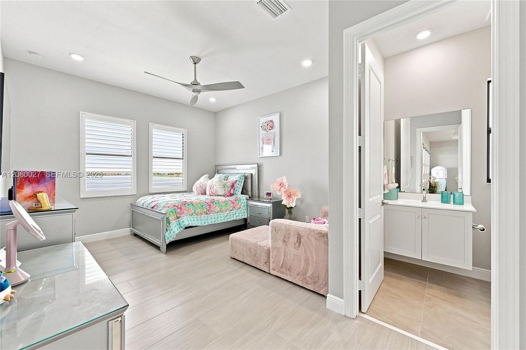 For Sale: $2,950,000 (5 beds, 5 baths, 5329 Square Feet)