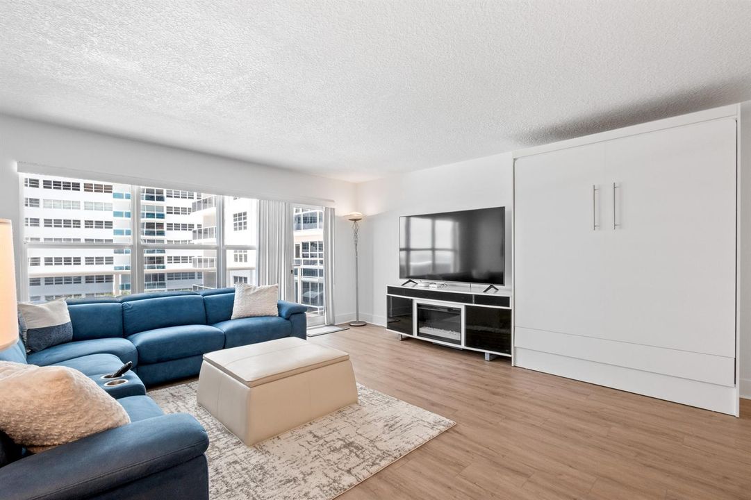 LR:Murphy Bed