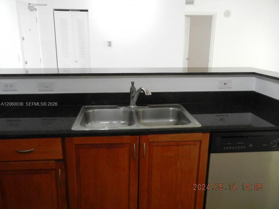 For Rent: $3,200 (2 beds, 2 baths, 920 Square Feet)