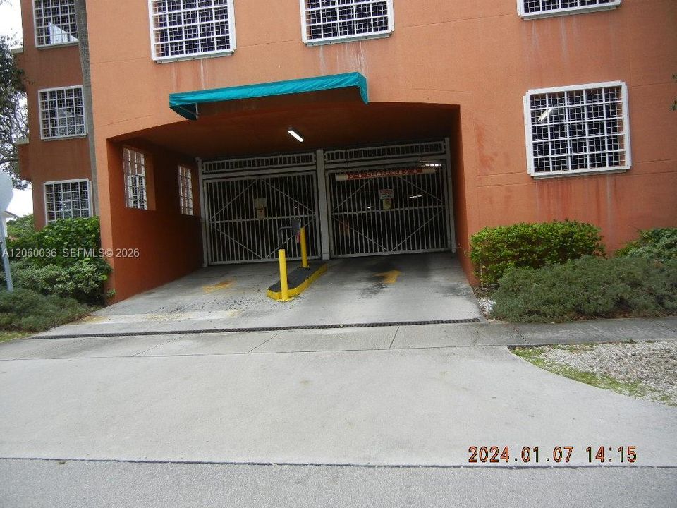 For Rent: $3,200 (2 beds, 2 baths, 920 Square Feet)