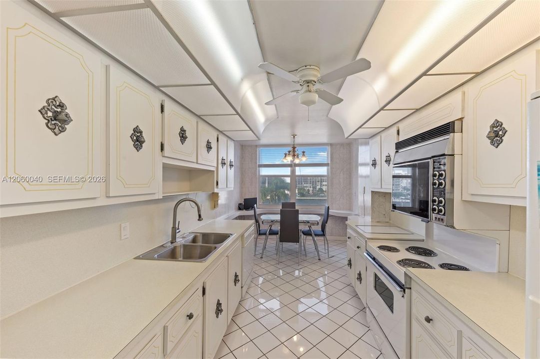 На продажу: $534,900 (2 спален, 2 ванн, 1768 Квадратных фут)