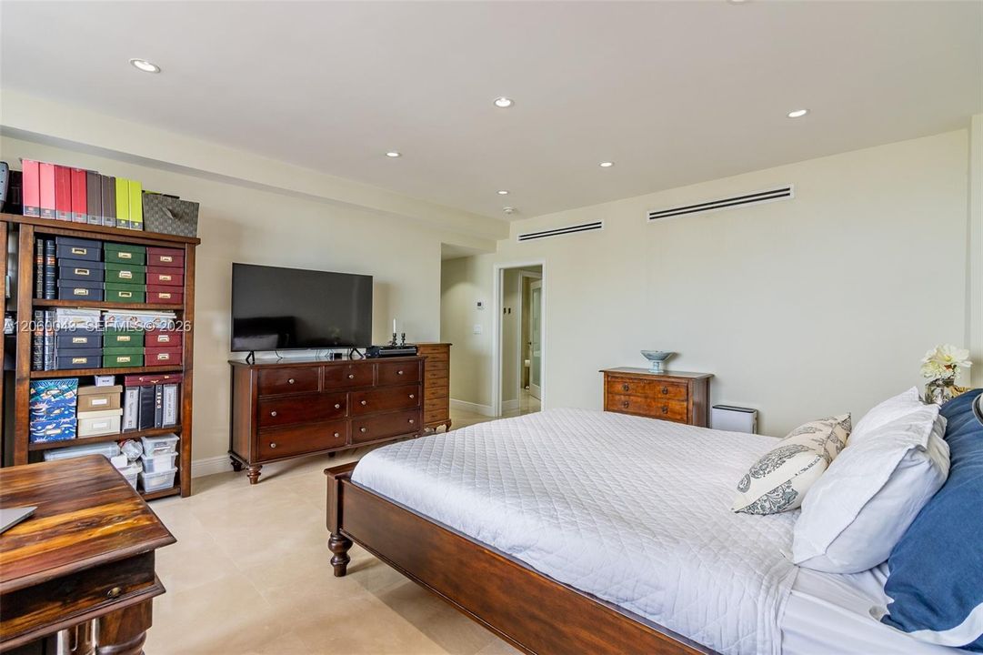 For Sale: $1,490,000 (2 beds, 2 baths, 2324 Square Feet)