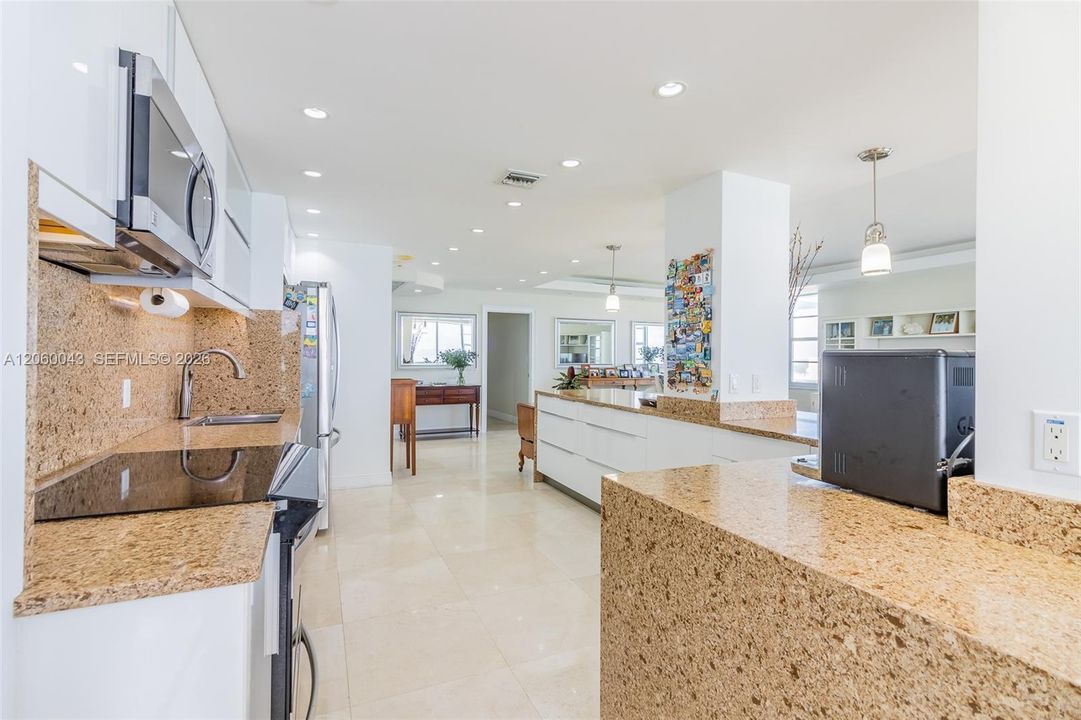 For Sale: $1,490,000 (2 beds, 2 baths, 2324 Square Feet)