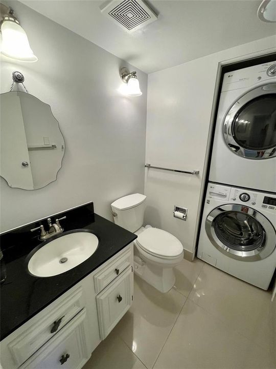 1/2 bath w/W/D