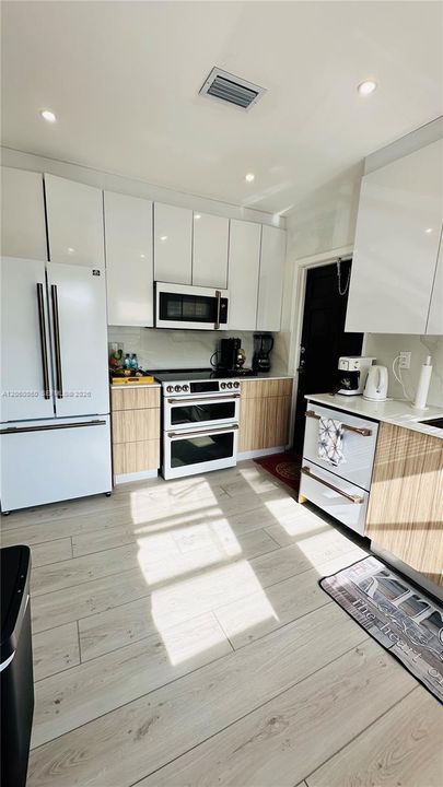 В аренду: $4,500 (2 спален, 1 ванн, 1250 Квадратных фут)