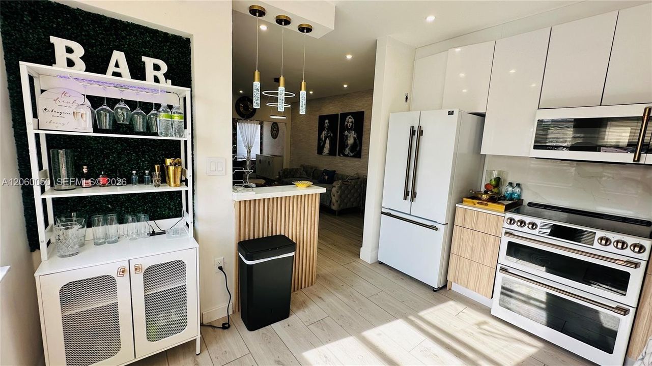 В аренду: $4,500 (2 спален, 1 ванн, 1250 Квадратных фут)