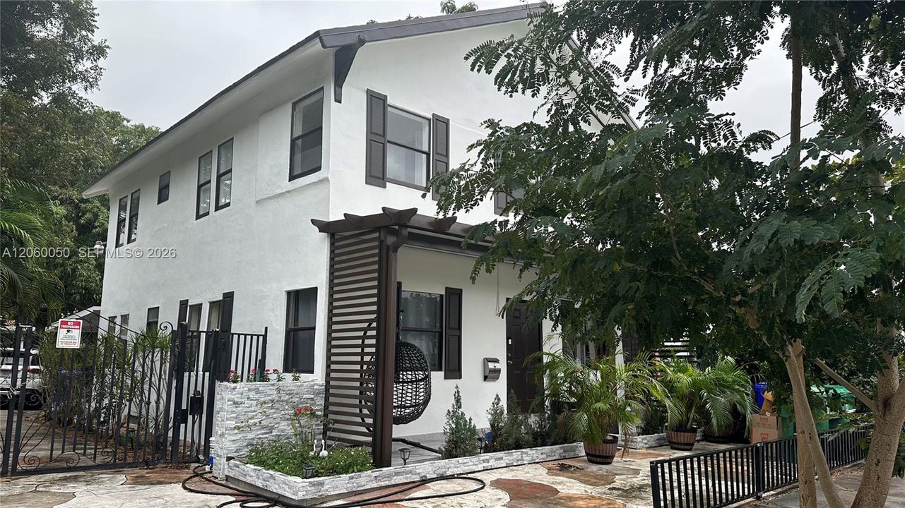 В аренду: $4,500 (2 спален, 1 ванн, 1250 Квадратных фут)