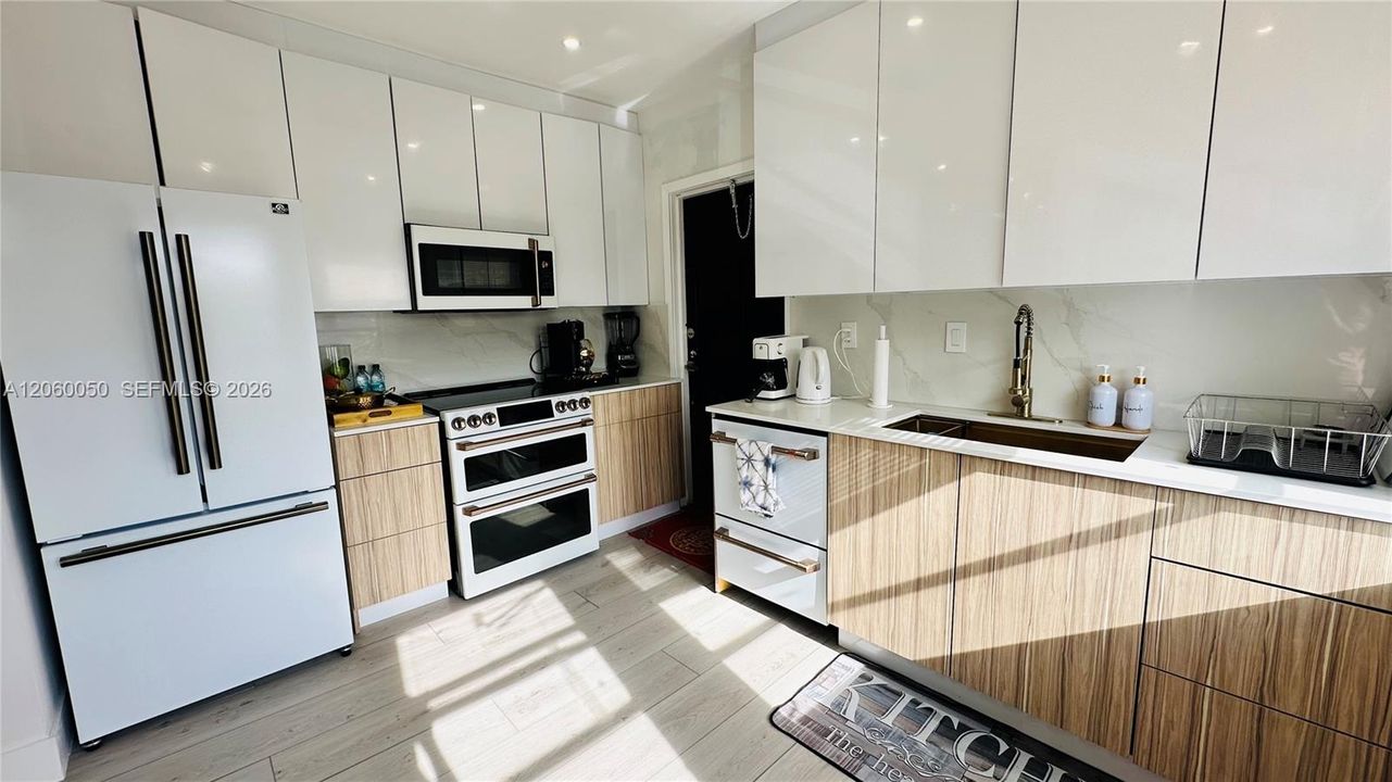 В аренду: $4,500 (2 спален, 1 ванн, 1250 Квадратных фут)