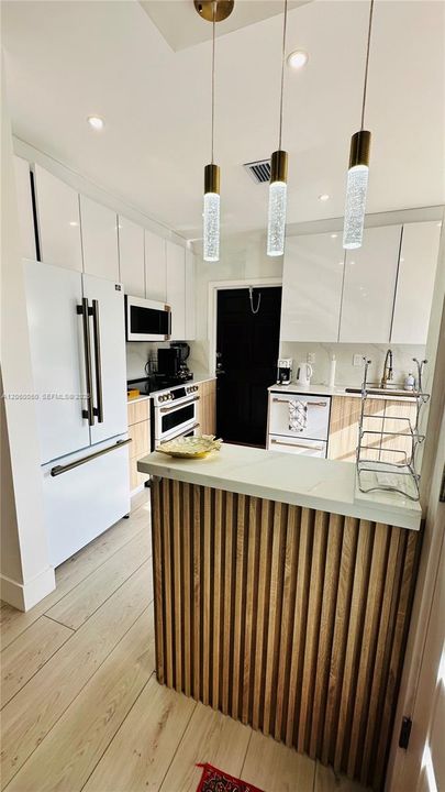 В аренду: $4,500 (2 спален, 1 ванн, 1250 Квадратных фут)
