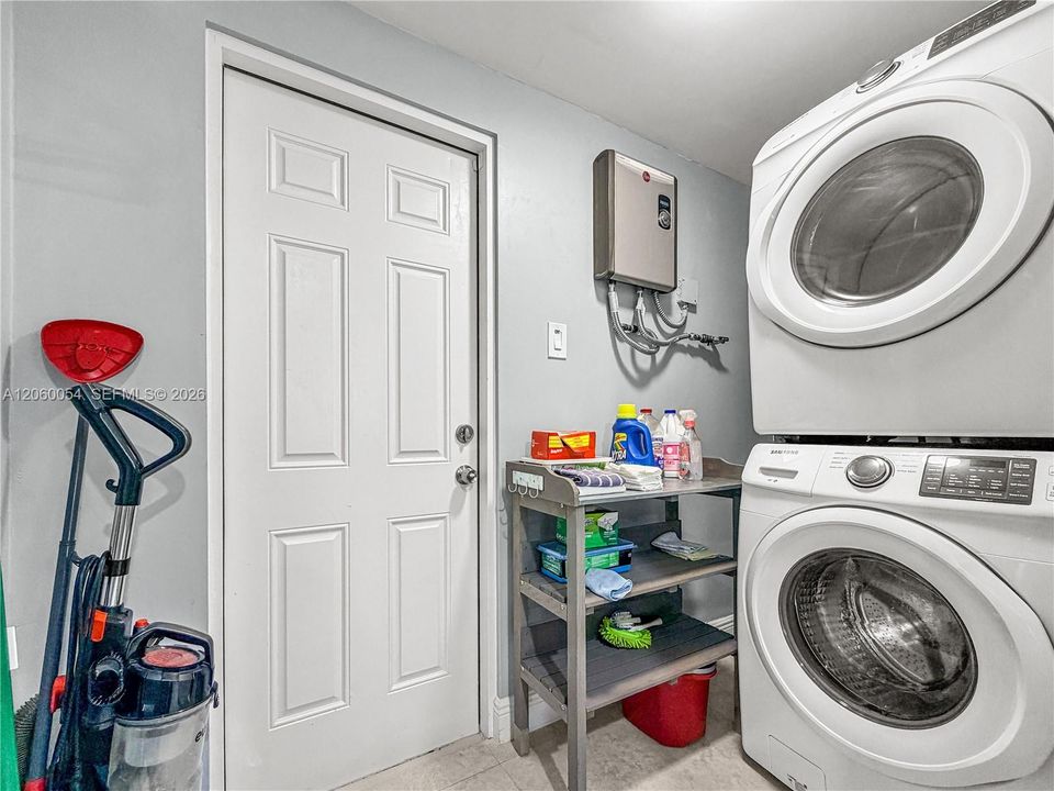 В аренду: $3,400 (2 спален, 1 ванн, 1091 Квадратных фут)