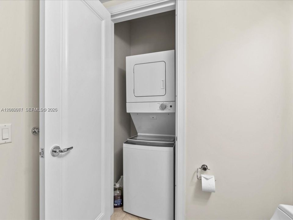 В аренду: $5,000 (2 спален, 2 ванн, 1800 Квадратных фут)