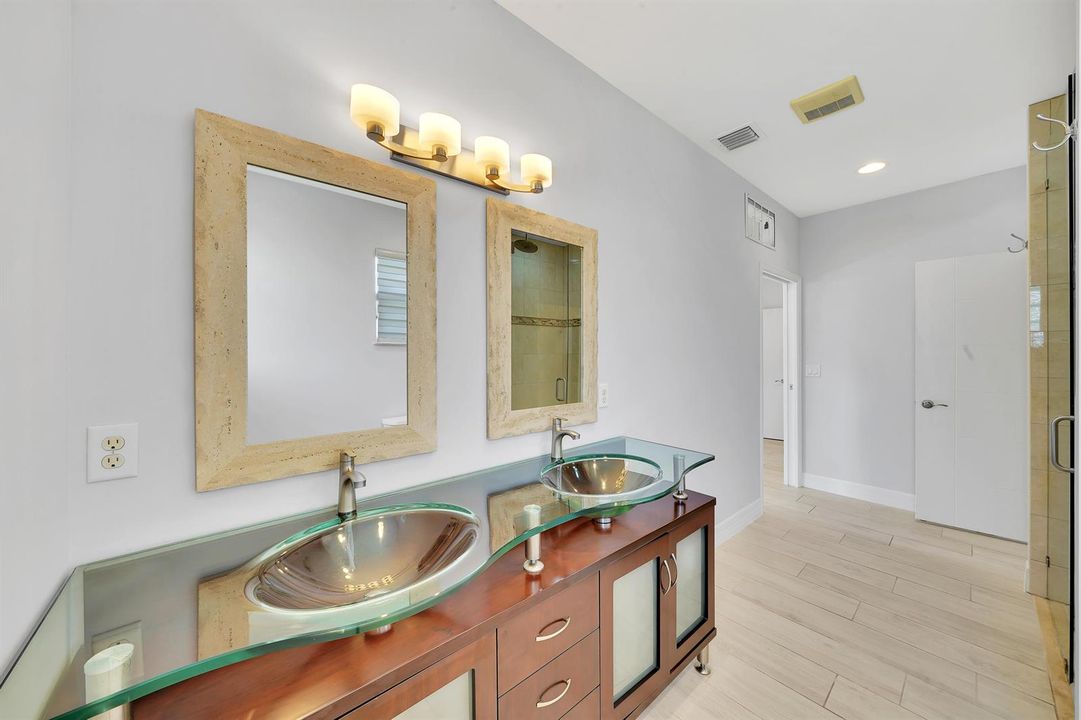 14 Mastr Bathroom (4)