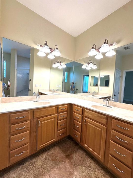Double sinks in ensuite master bathroom