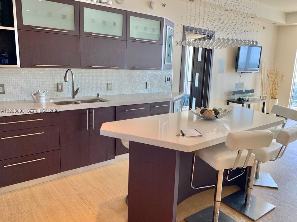 For Rent: $4,350 (2 beds, 1 baths, 1050 Square Feet)