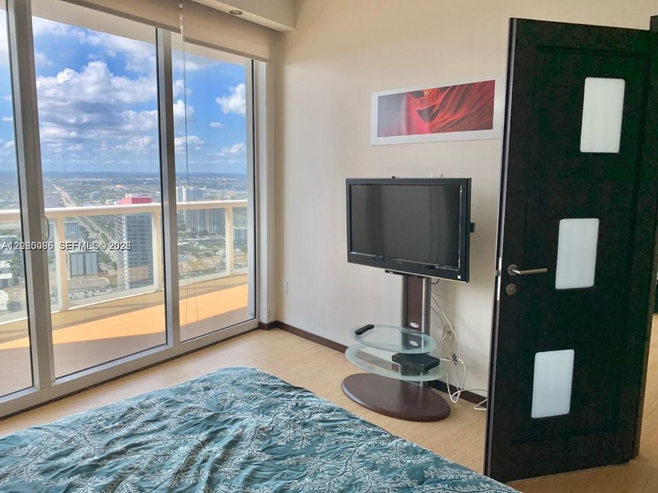 For Rent: $4,350 (2 beds, 1 baths, 1050 Square Feet)