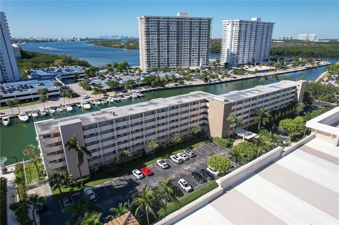 For Sale: $325,000 (2 beds, 2 baths, 858 Square Feet)