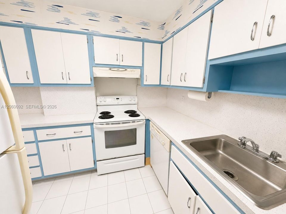 For Sale: $325,000 (2 beds, 2 baths, 858 Square Feet)