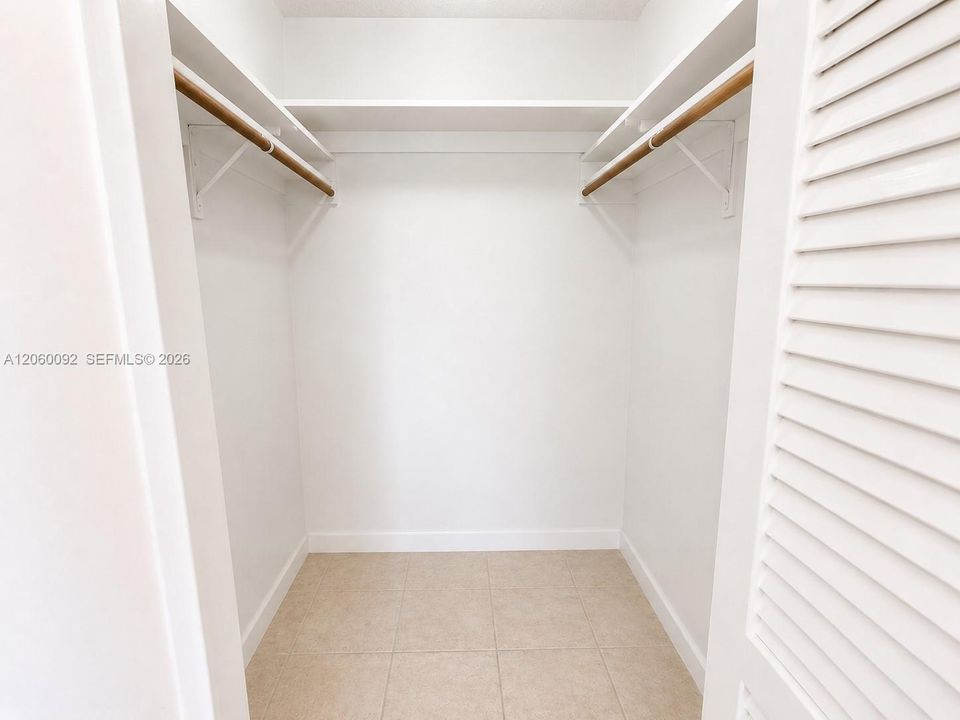 For Sale: $325,000 (2 beds, 2 baths, 858 Square Feet)