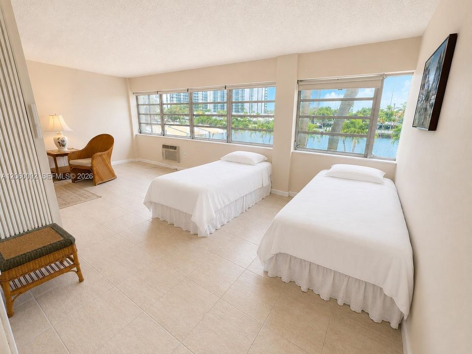 For Sale: $325,000 (2 beds, 2 baths, 858 Square Feet)