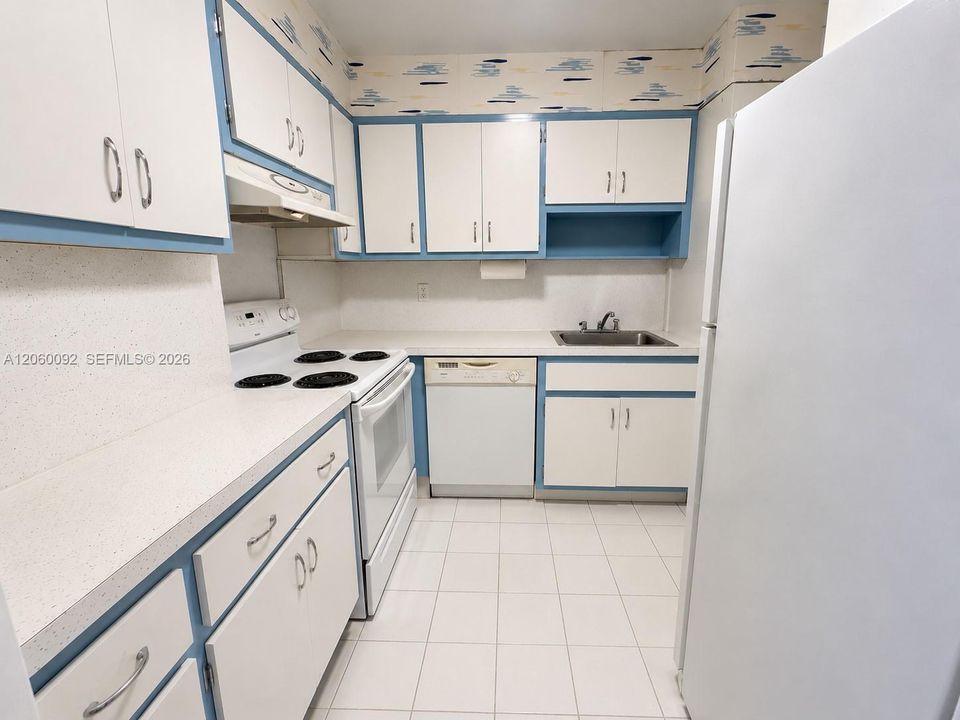 For Sale: $325,000 (2 beds, 2 baths, 858 Square Feet)