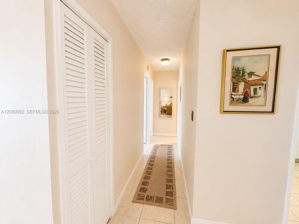 For Sale: $325,000 (2 beds, 2 baths, 858 Square Feet)