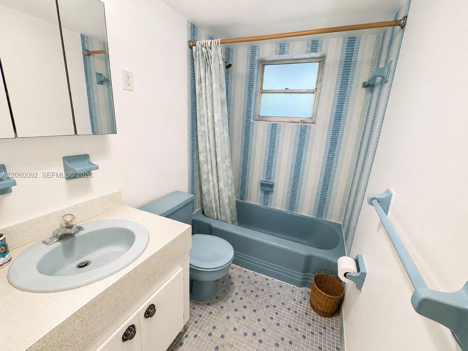 For Sale: $325,000 (2 beds, 2 baths, 858 Square Feet)