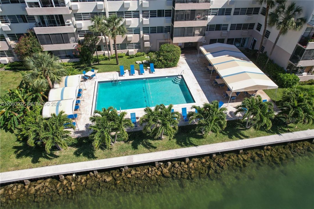 For Sale: $325,000 (2 beds, 2 baths, 858 Square Feet)