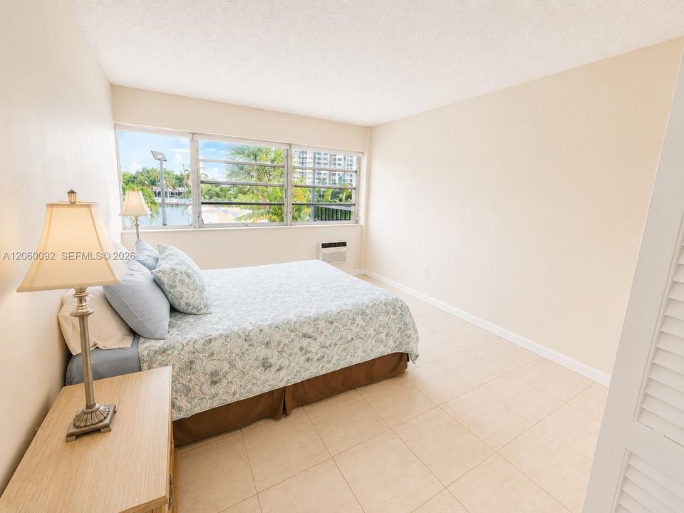 For Sale: $325,000 (2 beds, 2 baths, 858 Square Feet)
