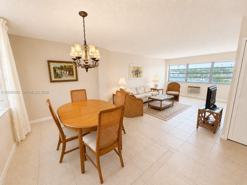 For Sale: $325,000 (2 beds, 2 baths, 858 Square Feet)