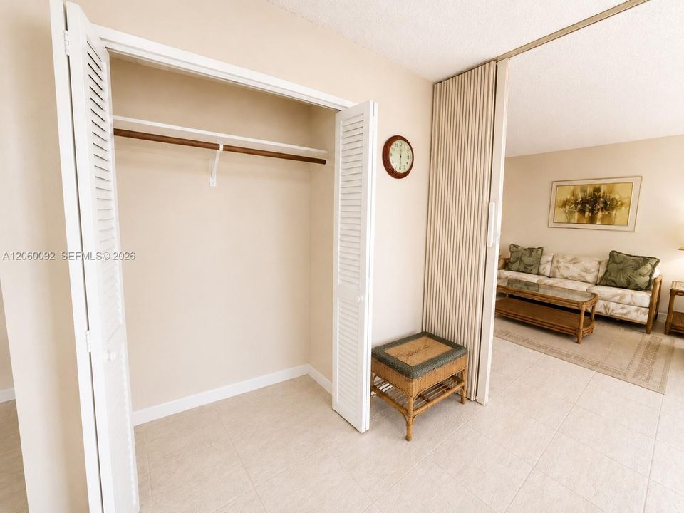For Sale: $325,000 (2 beds, 2 baths, 858 Square Feet)