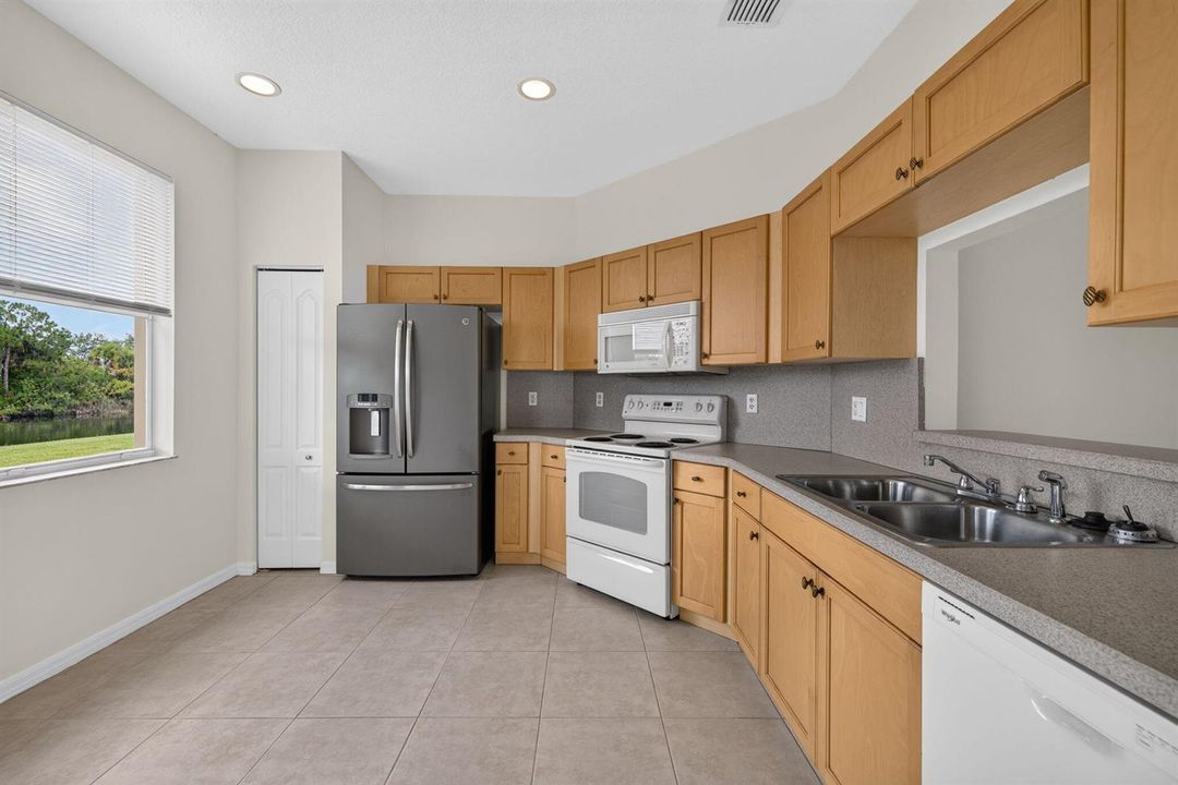 9810 Sw Eastbrook Kitchen area