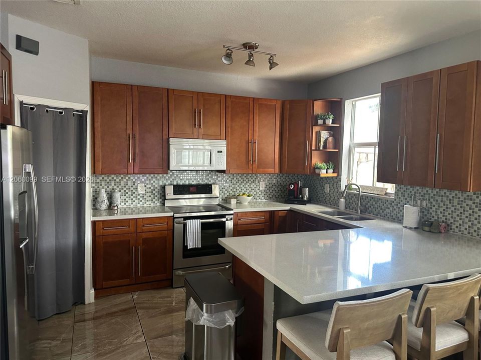 На продажу: $595,000 (4 спален, 2 ванн, 2102 Квадратных фут)
