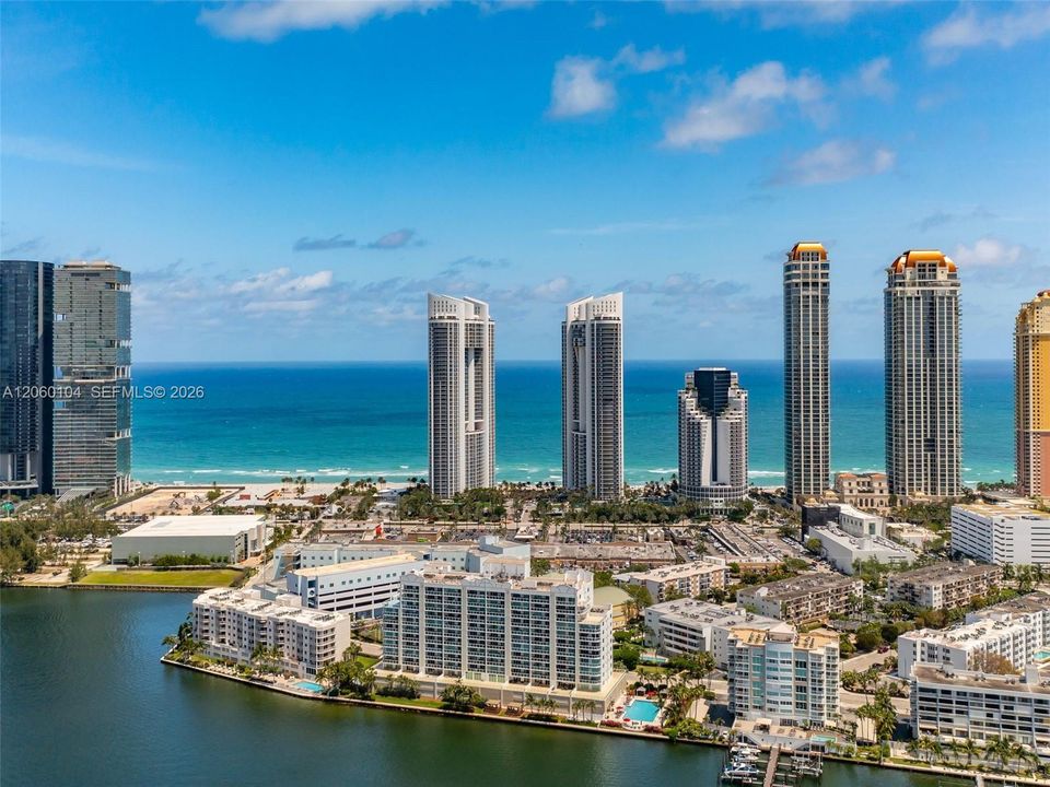 На продажу: $2,149,000 (2 спален, 2 ванн, 1614 Квадратных фут)