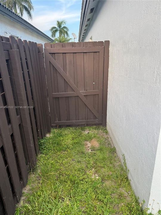 Side yard gate