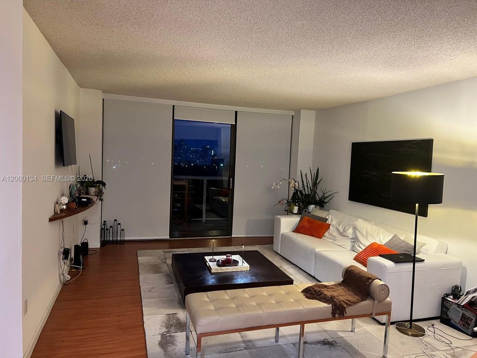 For Sale: $249,000 (1 beds, 1 baths, 755 Square Feet)