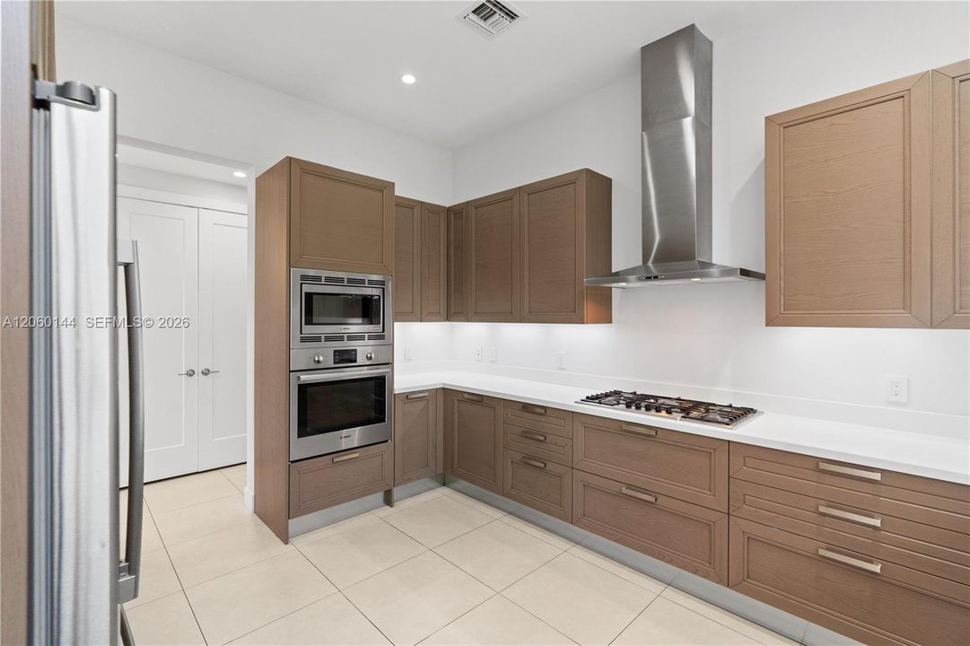 В аренду: $7,500 (3 спален, 3 ванн, 2554 Квадратных фут)
