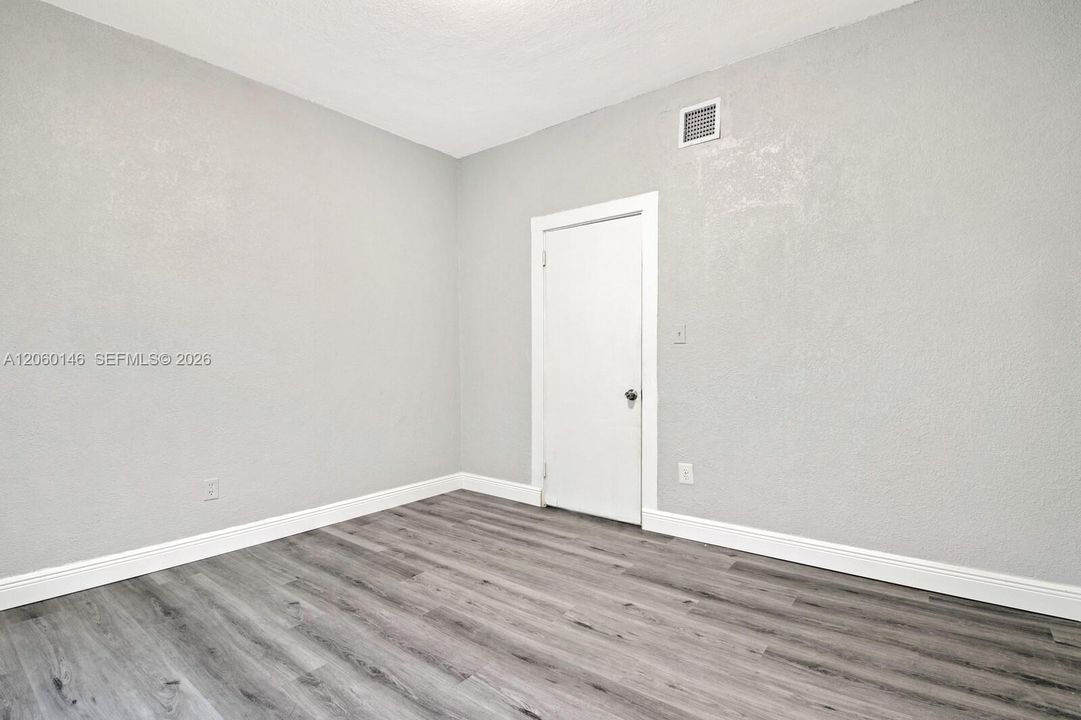 For Rent: $2,950 (3 beds, 1 baths, 4546 Square Feet)