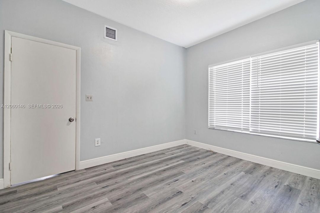For Rent: $2,950 (3 beds, 1 baths, 4546 Square Feet)