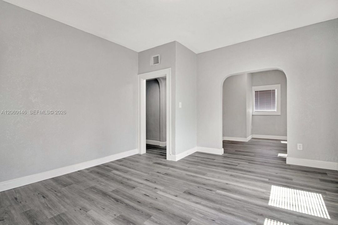 For Rent: $2,950 (3 beds, 1 baths, 4546 Square Feet)