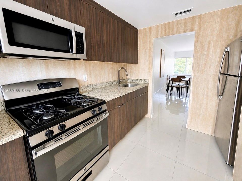For Rent: $2,100 (1 beds, 1 baths, 712 Square Feet)