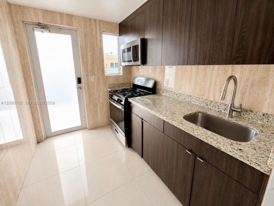 For Rent: $2,100 (1 beds, 1 baths, 712 Square Feet)