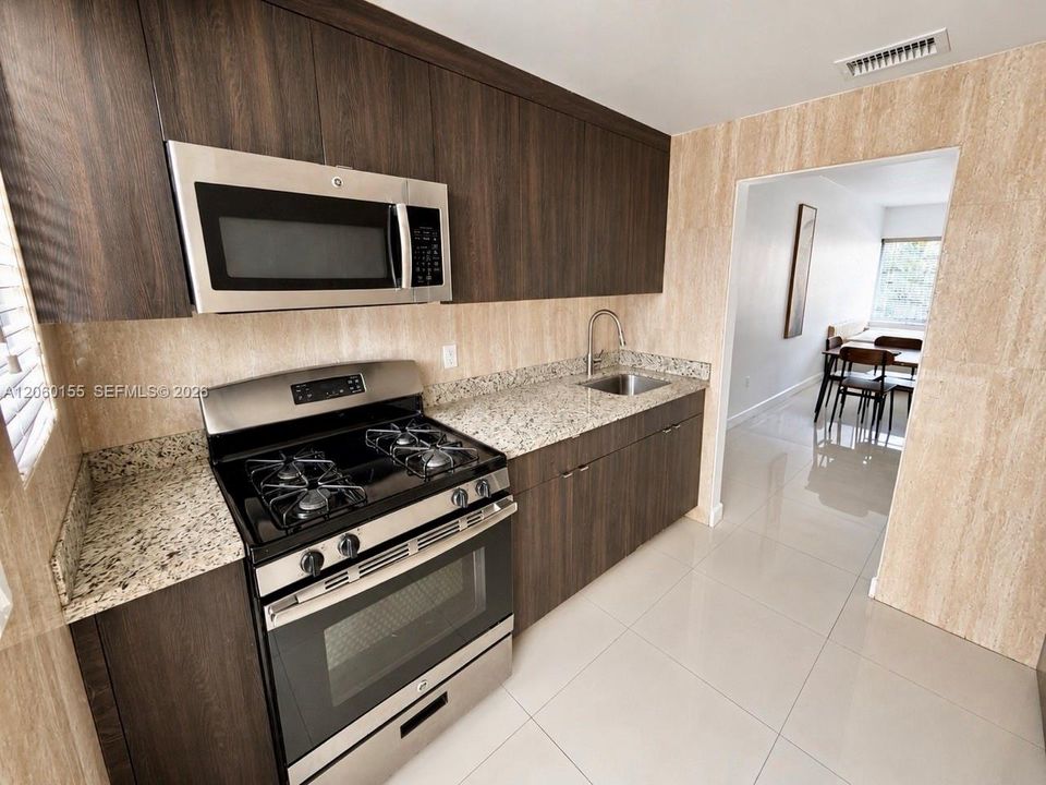 For Rent: $2,100 (1 beds, 1 baths, 712 Square Feet)