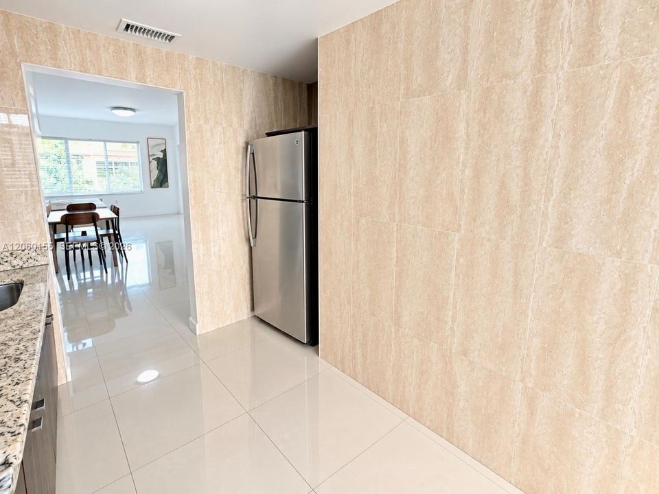 For Rent: $2,100 (1 beds, 1 baths, 712 Square Feet)