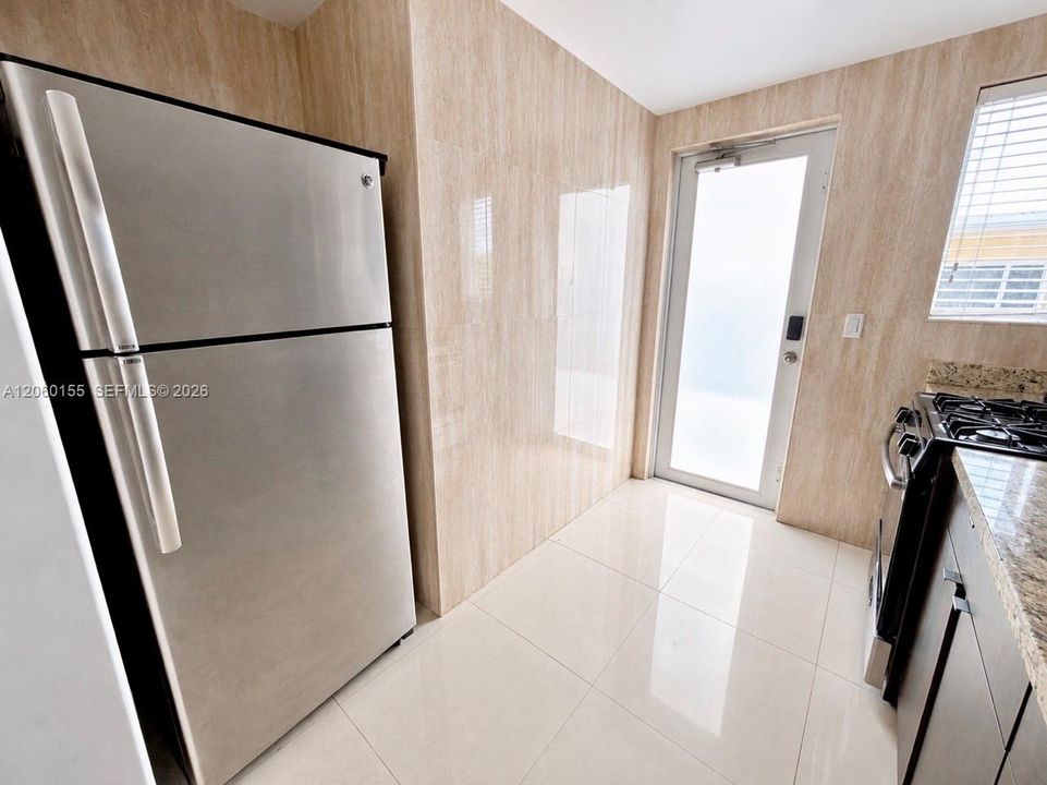 For Rent: $2,100 (1 beds, 1 baths, 712 Square Feet)