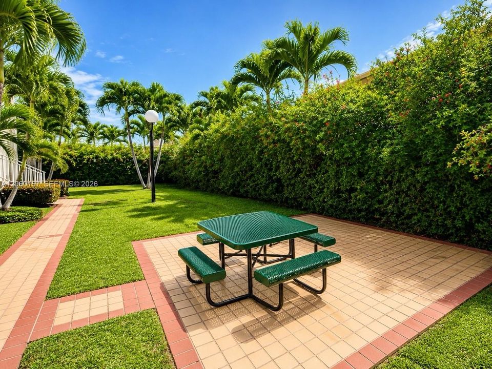 For Rent: $2,100 (1 beds, 1 baths, 680 Square Feet)