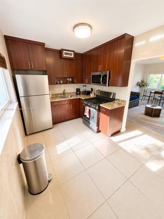 For Rent: $2,100 (1 beds, 1 baths, 712 Square Feet)