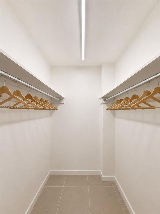 For Rent: $2,100 (1 beds, 1 baths, 712 Square Feet)