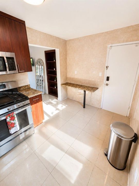 For Rent: $2,100 (1 beds, 1 baths, 712 Square Feet)