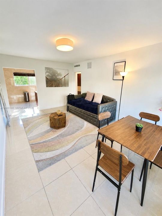 For Rent: $2,100 (1 beds, 1 baths, 712 Square Feet)