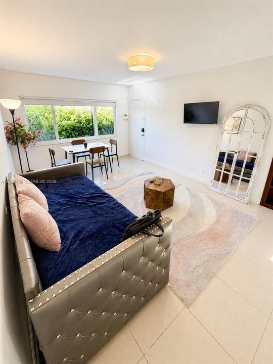 For Rent: $2,100 (1 beds, 1 baths, 712 Square Feet)